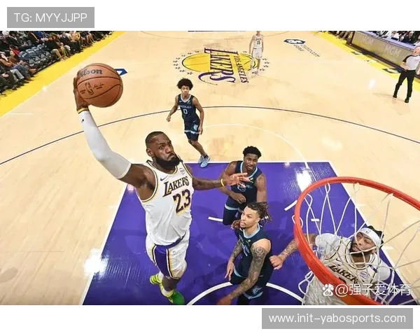 湖人击败太阳：詹姆斯复出砍两双，浓眉关键封锁内线