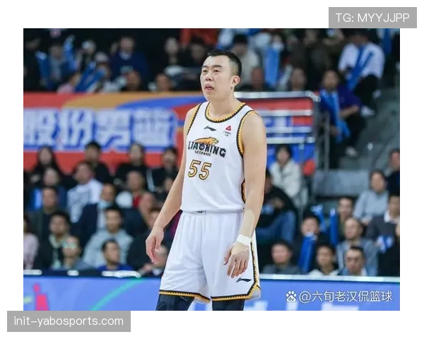 【CBA节奏强度研究·人物·特写“特写：老将韩德君赛后冰敷双膝，高强度系列赛对身体的消耗可见一斑”